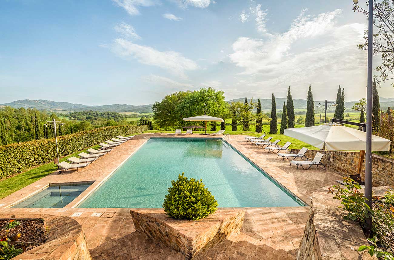 Property: Luxury Tuscan vineyard estate near Siena and Montalcino